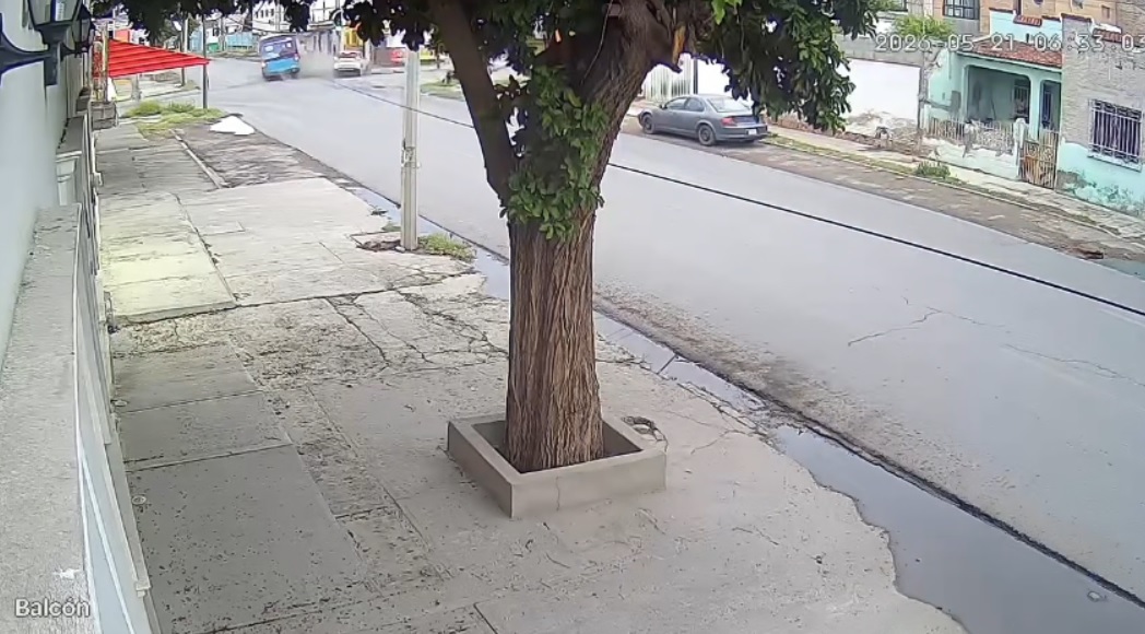 Cámaras de seguridad captaron el momento del accidente entre un camión de pasajeros y una camioneta. | Especial