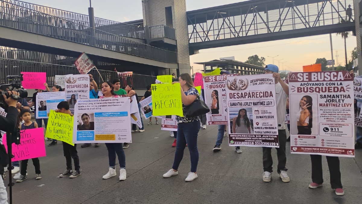 Familiares y amigos de Samantha protestaron al cerrar la circulación en Periférico en la estación Las Pintas (Foto: Gloria Reza)