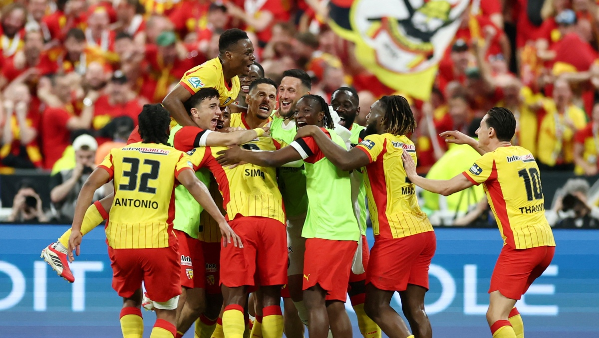 Florian Thauvin y Saint-Maximin son campeones de la Copa de Francia con Lens (Reuters)