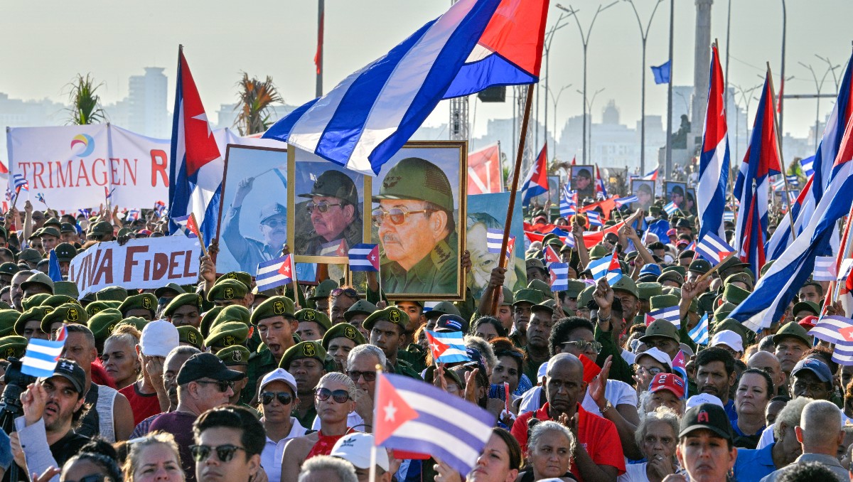 Habitantes de la isla participaron en esta concentración desde la 'tribuna antimperialista' | Foto: AFP