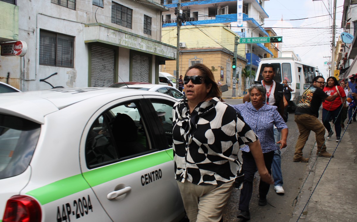 La mujer era perseguida en la calle Álvaro Obregón por las presuntas víctimas de fraude. | YAZMÍN SÁNCHEZ