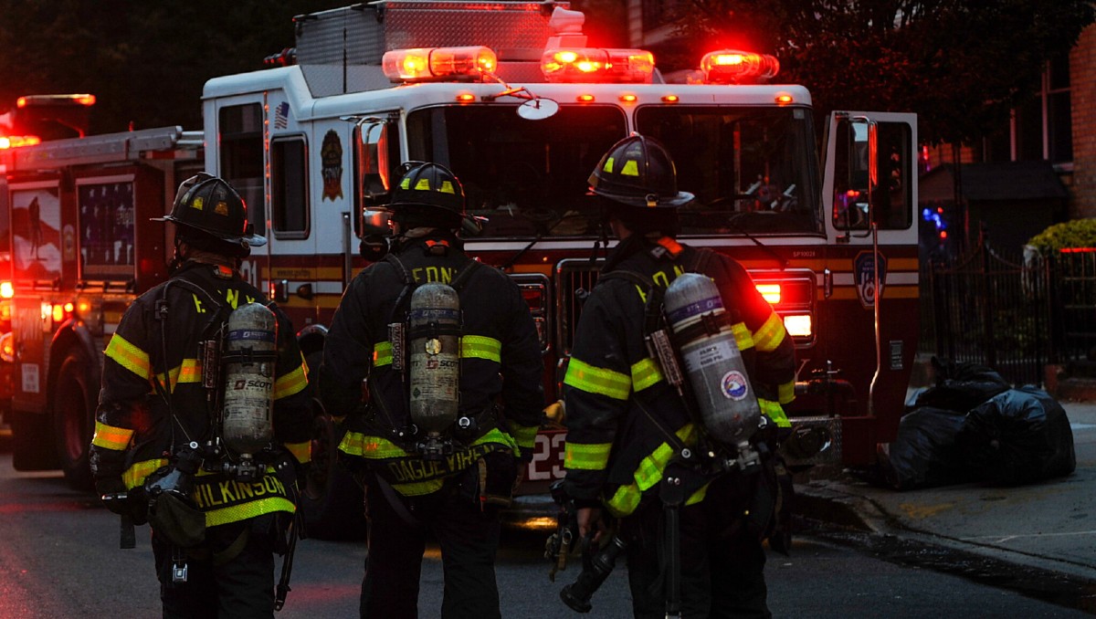 Personal de emergencias acudió a la zona para apagar el siniestro | Foto: NYT