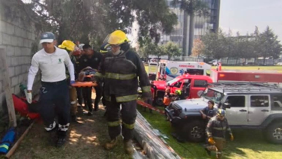 Bomberos de Cholula le salvan la vida a padre e hijo que cayeron a pozo | Especial