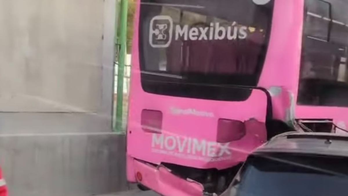 El choque entre una camioneta y un Mexibús provocó movilización en la México-Pachuca, en Ecatepec. Foto: Especial