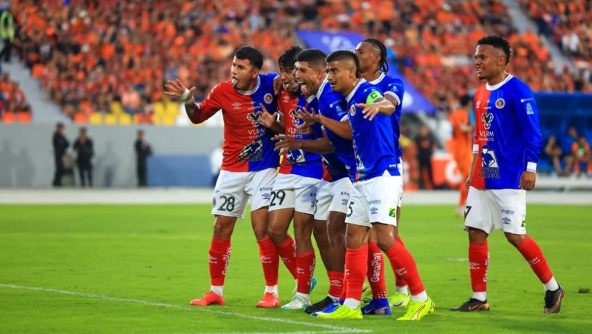 El director técnico mexicano Adrián Sánchez guia al Deportivo FAS a su vigésimo título en El Salvador (Instagram @fesfut_slv)
