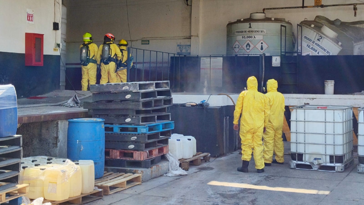 Cerca de 40 elementos, entre ellos de la división de materiales peligrosos, atendieron la emergencia (Foto: Josefina Ruíz)