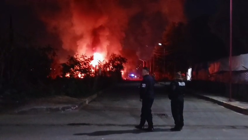 Explosión e incendio en polvorín de Tultepec movilizan a cuerpos de emergencia.