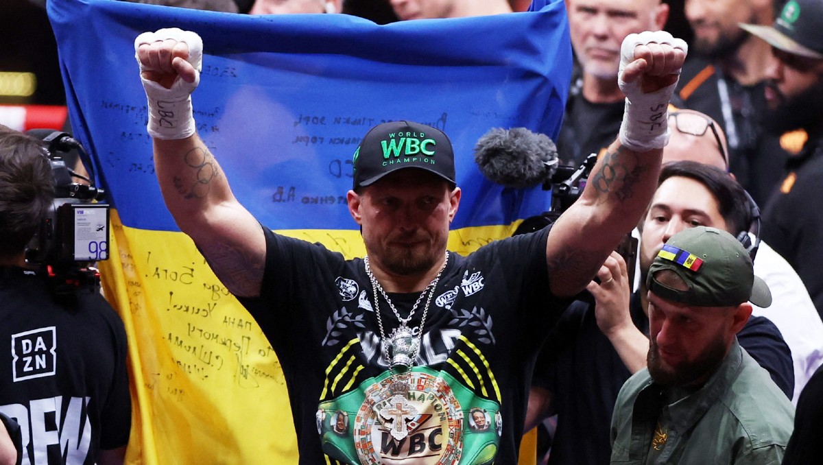 Oleksandr Usyk sigue invicto al retener sus campeonatos pesos pesados ante Rico Verhoeven (Reuters)