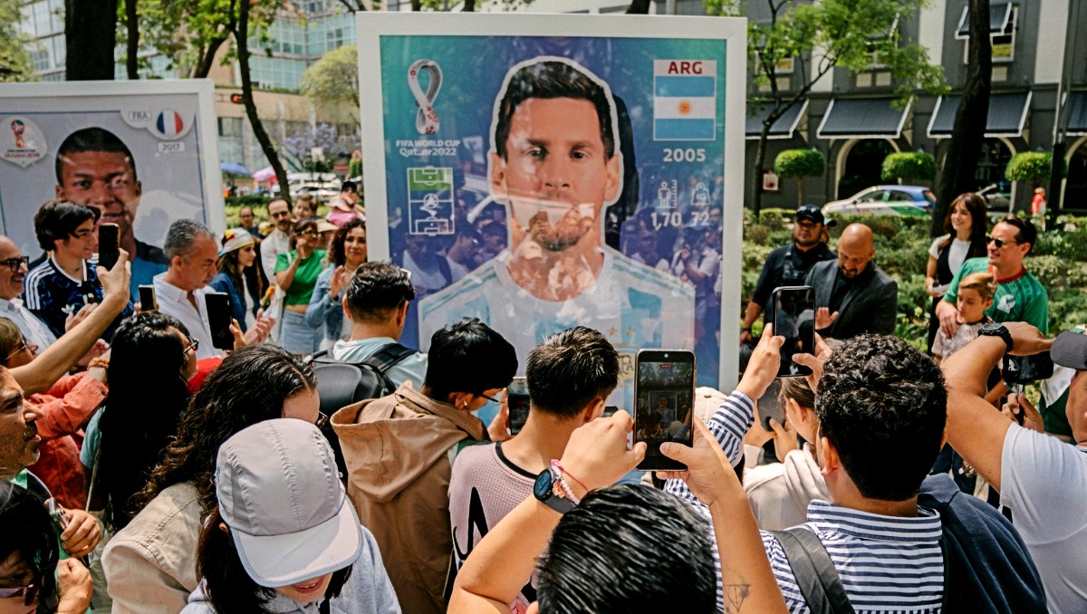 Exposición de estampas gigantes de Panini sobre Paseo de la Reforma en Ciudad de México. | FOTO: Panini Sport Mx