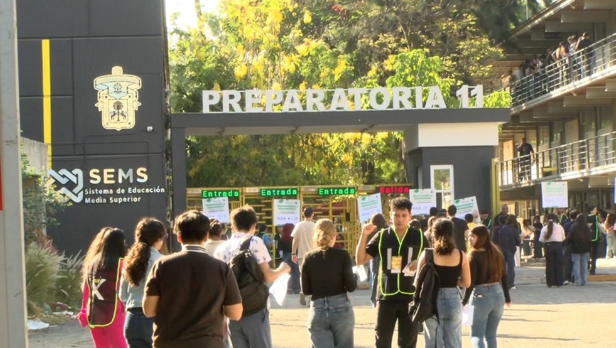 Desde muy temprano este sábado, estudiantes se dieron cita a las instalaciones de la UdeG (Foto: Josefina Ruíz)