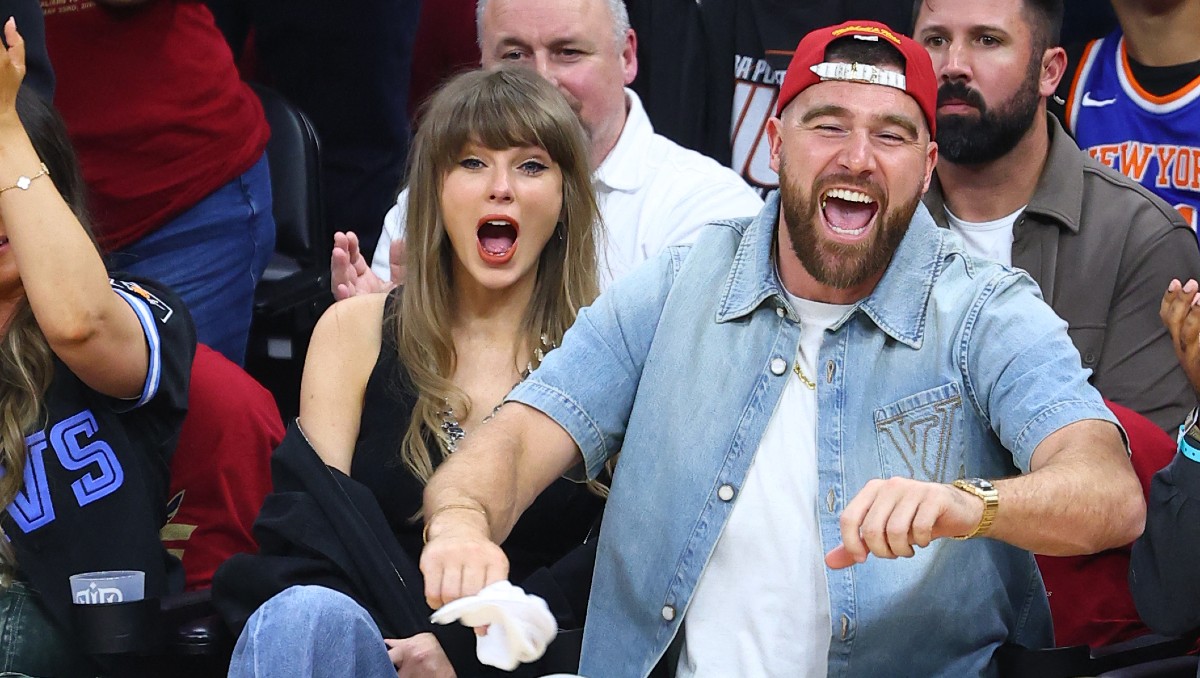 Taylor Swift y Travis Kelce apoyan a los Cavaliers en el Juego 3 contra Knicks (AFP)