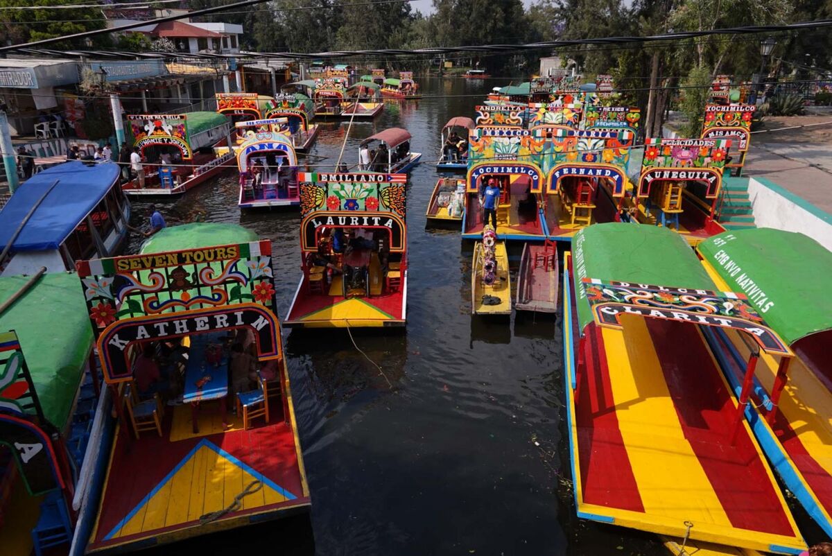 Trajineras realizan recorridos por el Embarcadero Nativitas de la alcaldía Xochimilco. | Foto: Graciela López / Cuartoscuro