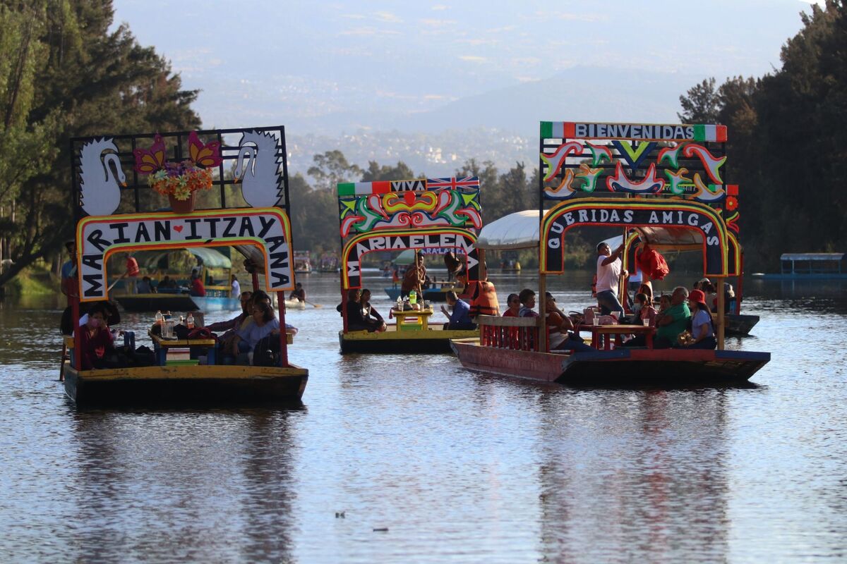 Trajineras realizan recorridos por el Embarcadero Nativitas de la alcaldía Xochimilco. | Foto: Graciela López / Cuartoscuro