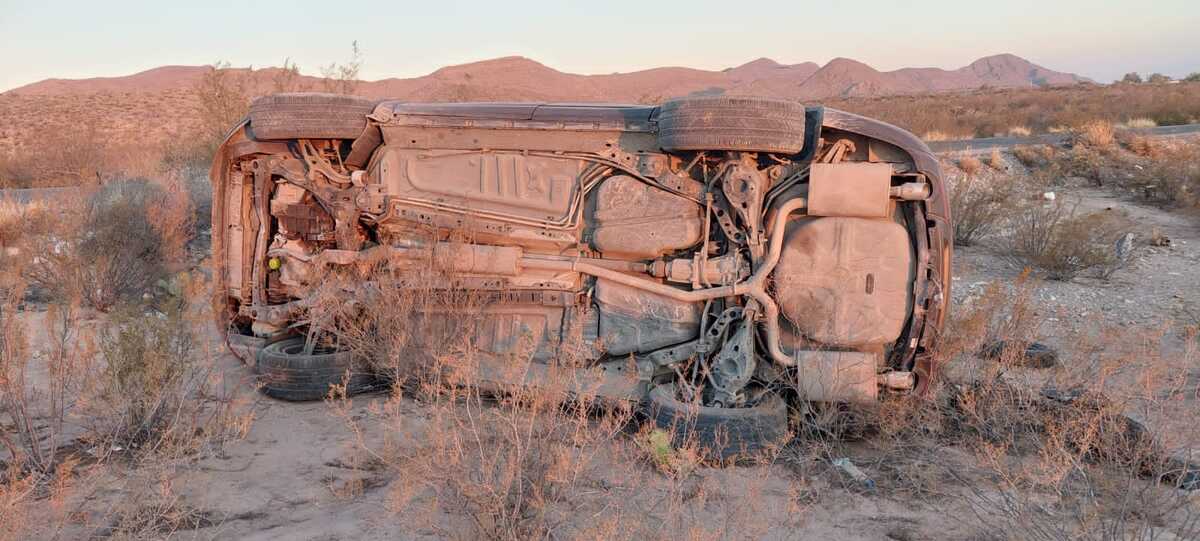 Abandonan furgón tras volcadura en carretera de San Pedro. Especial.