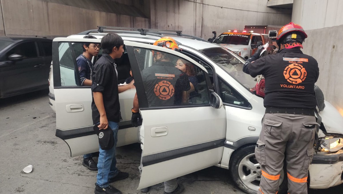 Accidente en Escobedo deja dos lesionados tras choque entre camioneta ...
