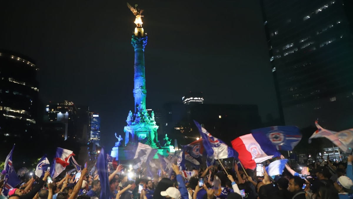 Afición de Cruz Azul celebra campeonato en el Ángel de la Independencia (Erick Gómez)