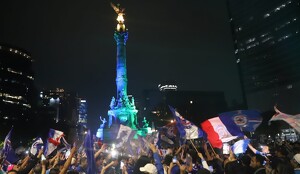 Afición de Cruz Azul celebra campeonato en el Ángel de la Independencia en la CdMx.