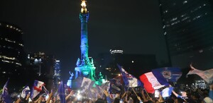 Afición de Cruz Azul celebra campeonato en el Ángel de la Independencia en la CdMx.