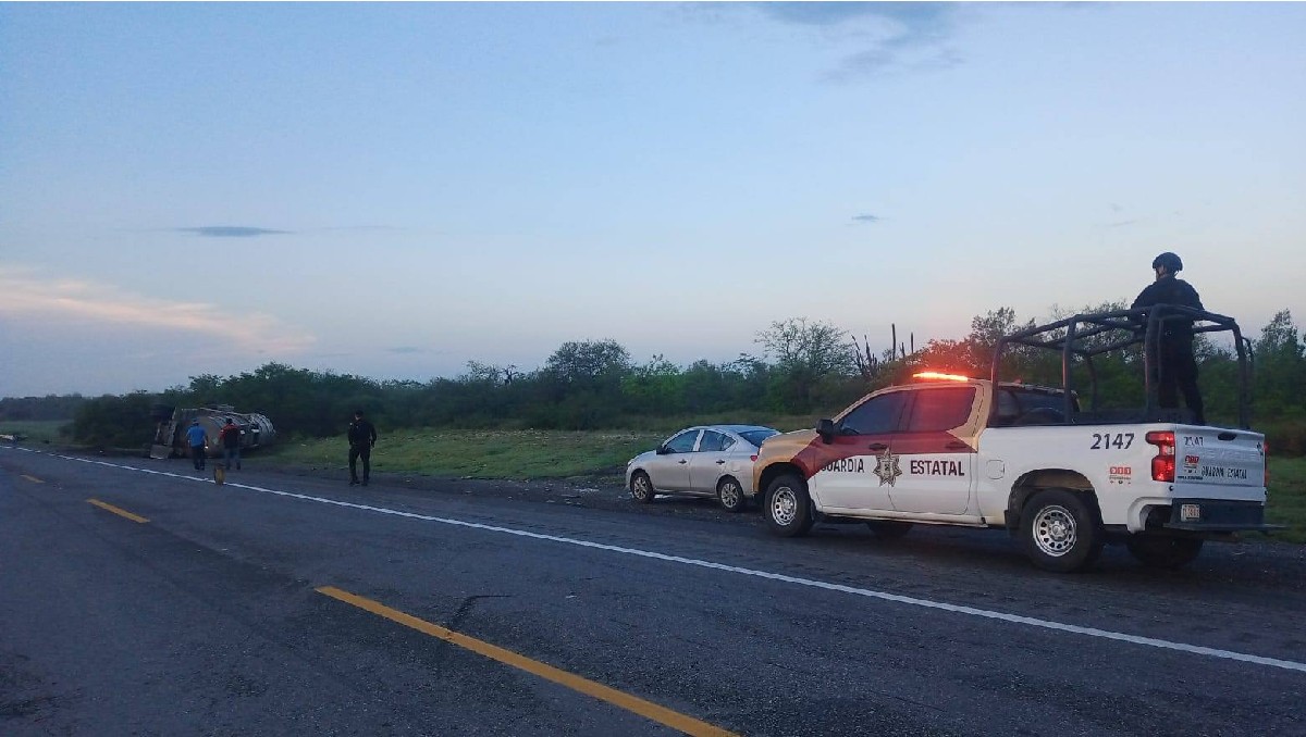 Alertan por derrame de combustible tras volcadura. (SSP)