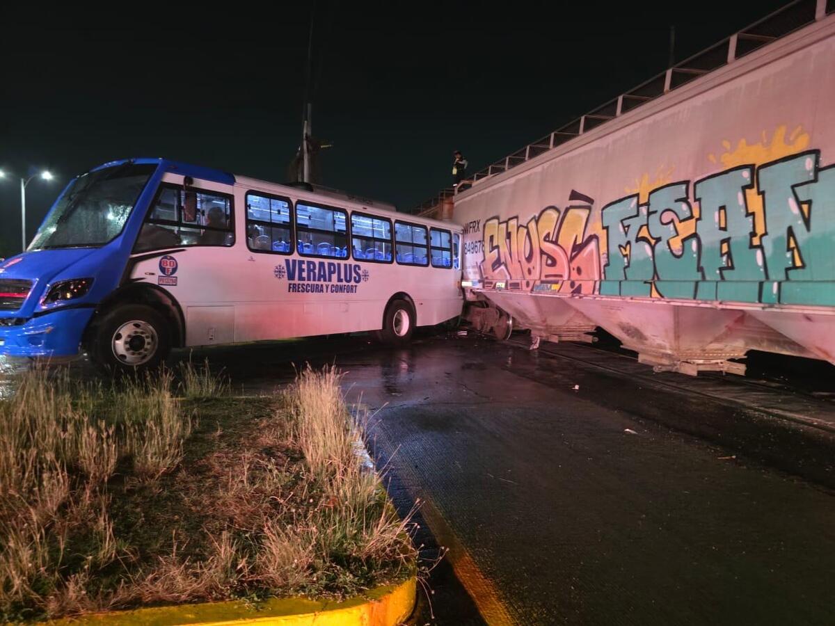 El autobús presuntamente intentó ganarle al tren en la entrada del fraccionamiento Puente Moreno. | Foto: Isabel Zamudio