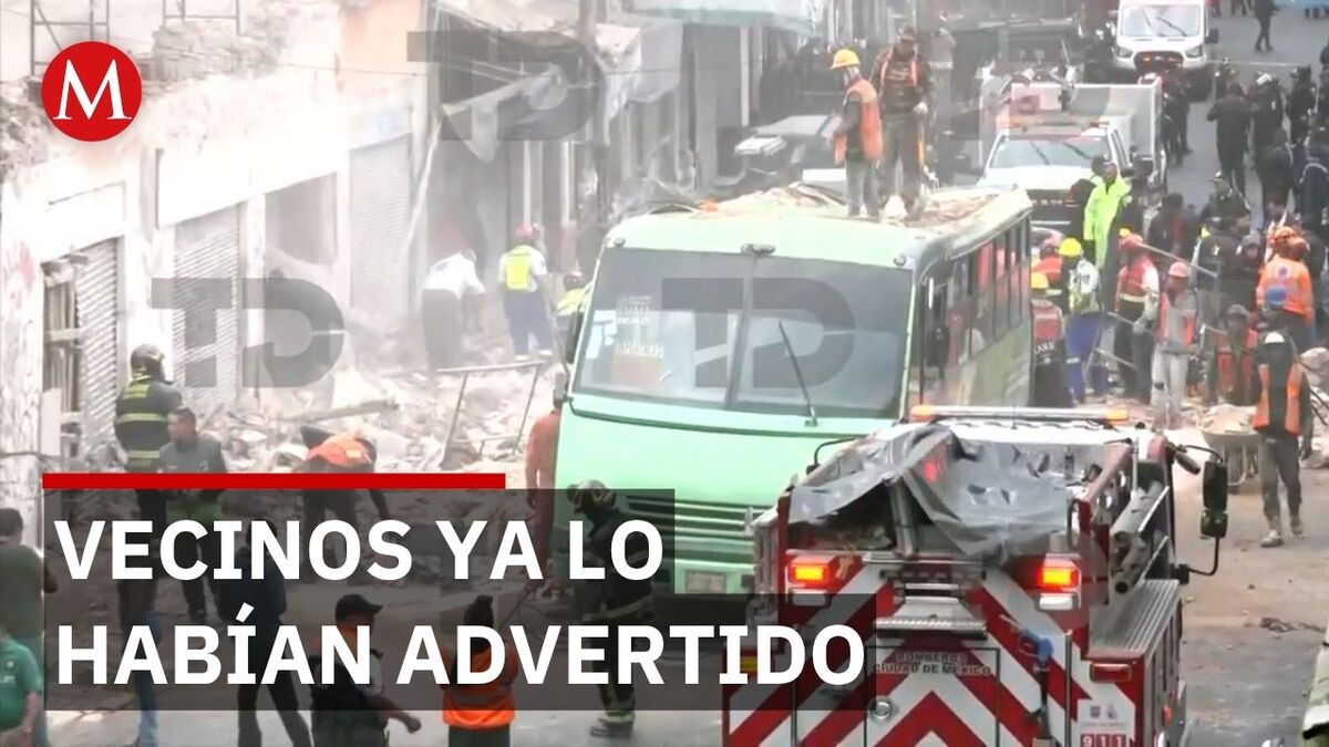 Barda de edificio en reconstrucción colapsa sobre camión de transporte público en CdMx