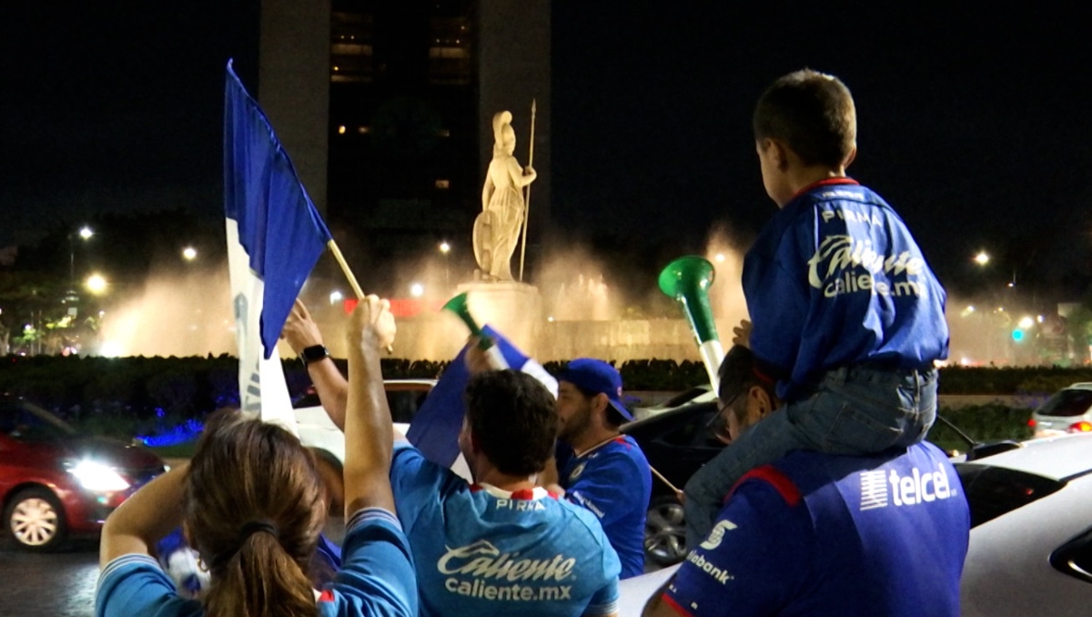 Decenas de aficionados celestes se hicieron presentes para celebrar en La Minerva (Foto: Melissa Álvarez)