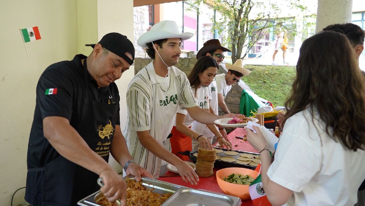 Los tres embajadores mexiquenses preparan tacos para la comunidad universitaria de Francia. | Foto: Especial
