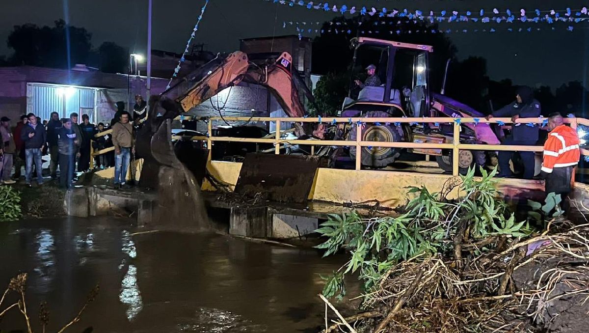 Los equipos de emergencia de Chiautla retiraron la basura del río que obstruía el flujo. | Foto: Especial