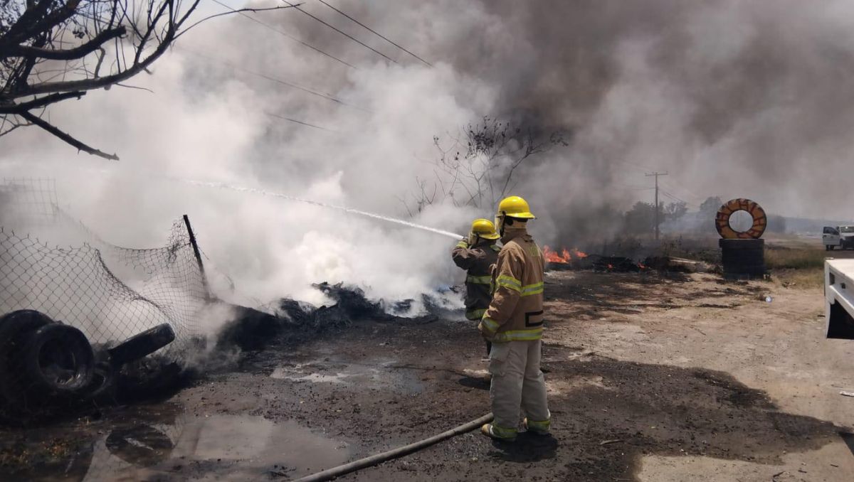 Fuego en pastizal alcanza vulcanizadora y provoca intenso incendio en Irapuato | Fotografía de Protección Civil y Bomberos Irapuato