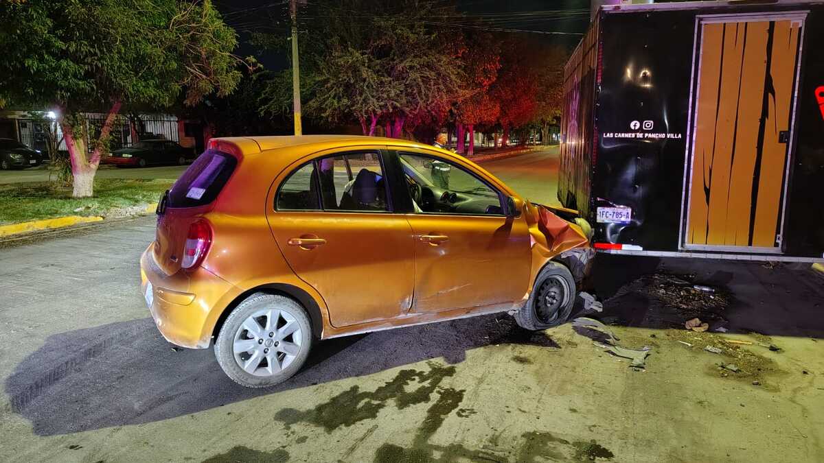 Un hombre de 55 años impactó su automóvil contra un remolque de comida sobre la calzada Xochimilco.| Especial.