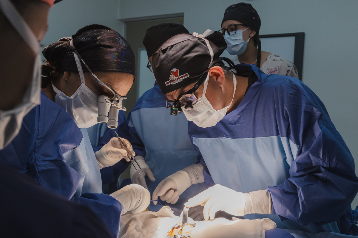Javier Alejandro Sagahón Martínez fue el doctore que encabezó las cirugías (Especial).