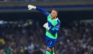 Keylor Navas hace una gran atajada en la final de Liga MX