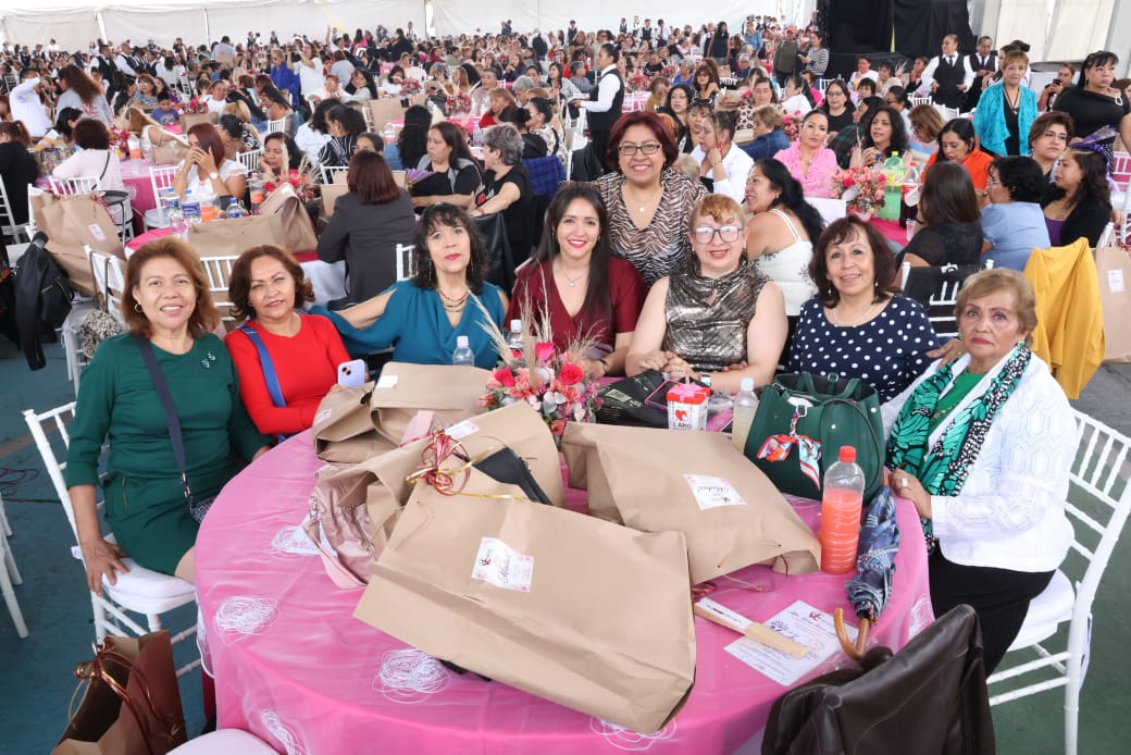 Laura Flores y Alejandra Ávalos engalanan homenaje a madres trabajadoras encabezado por Evelyn Parra | Especial