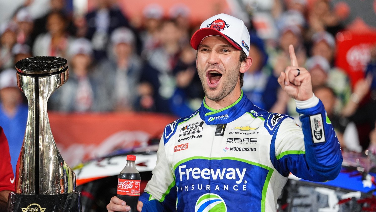 El mexicano Daniel Suárez gana Charlotte 600 en la NASCAR Cup Series (AP)