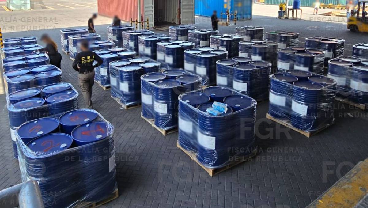 Los más de 50 mil litros de precursores fueron localizados en contendores azules | Foto: Especial