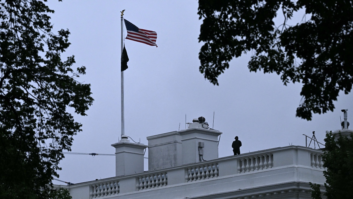 Un policía permanece sobre el techo de un edificio en la Casa Blanca, en Washington D. C. | AFP