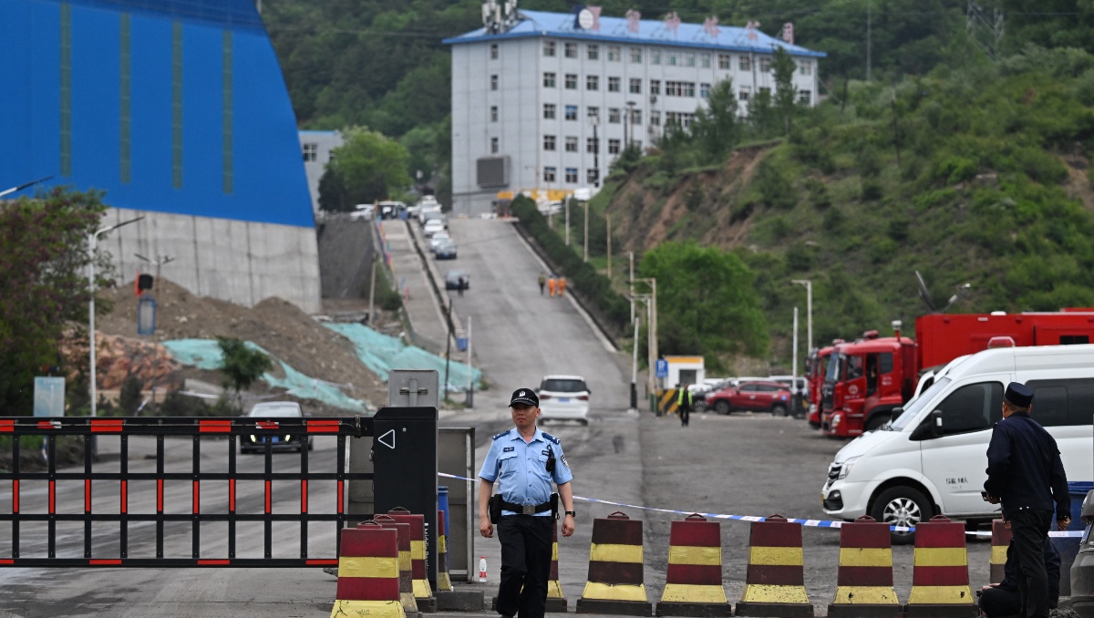 Policía resguarda la carretera afuera de la mina de carbón Liushenyu, donde una explosión mató a decenas de personas en el condado de Qinyuan. | AFP
