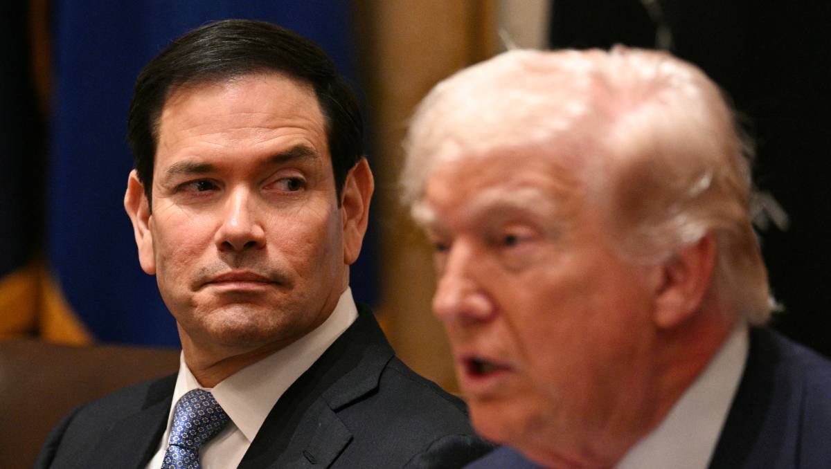 El secretario de Estado de Estados Unidos, Marco Rubio, escucha al presidente Donald Trump durante una reunión de gabinete. | Foto: AFP