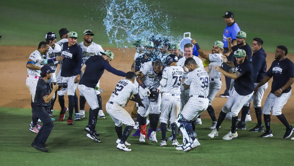 Sultanes de Monterrey completan barrida ante Caliente de Durango (Roberto Alanís)