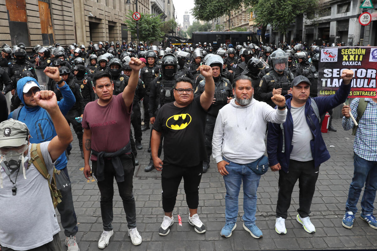 En el intento por acceder al Zócalo, los manifestantes se enfrentaron a policías. | EFE