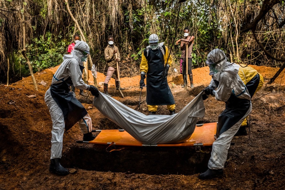 Un equipo entierra en Liberia a una madre de tres hijos, que murió antes de llegar a un centro que pudiera tratarla durante el brote de ébola. | NYT