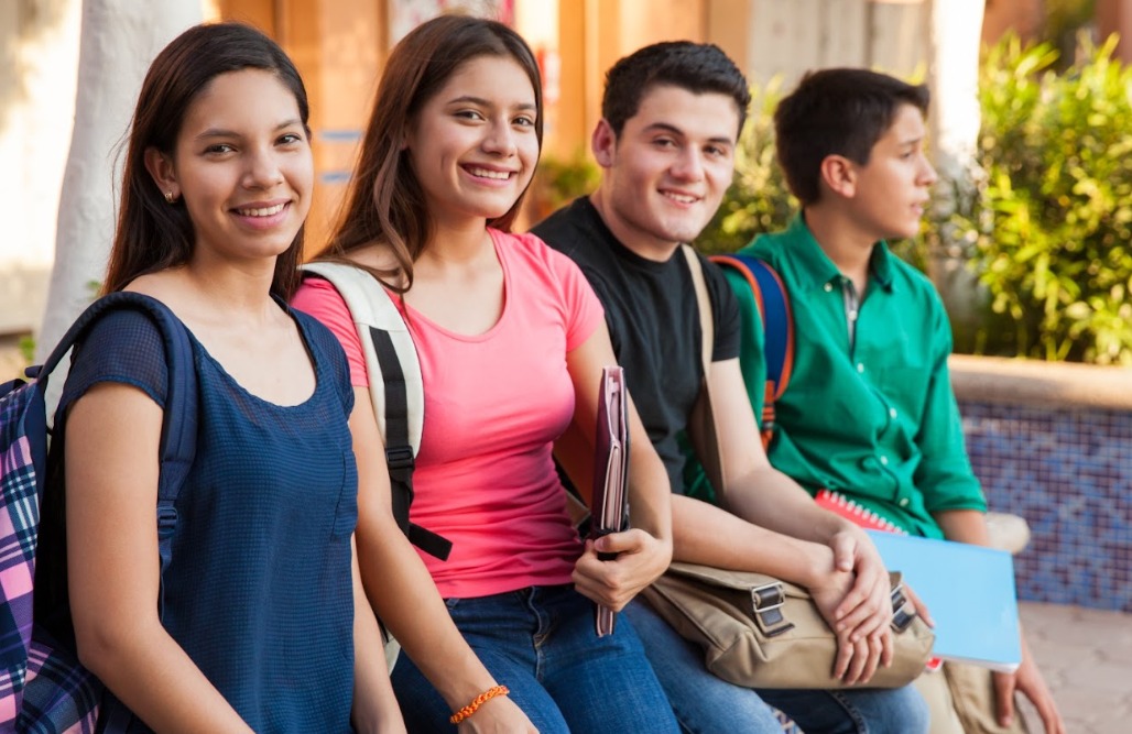 Estudiantes internacionales caminando en universidad pública de Alemania. | Especial
