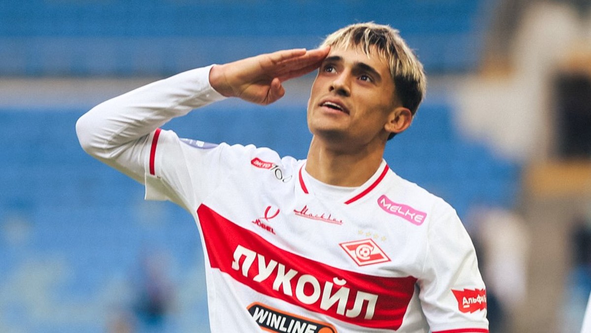 Pablo Solari rompió el trofeo de campeón durante los festejos con el Spartak Moscú (Instagram @pablosolari_)