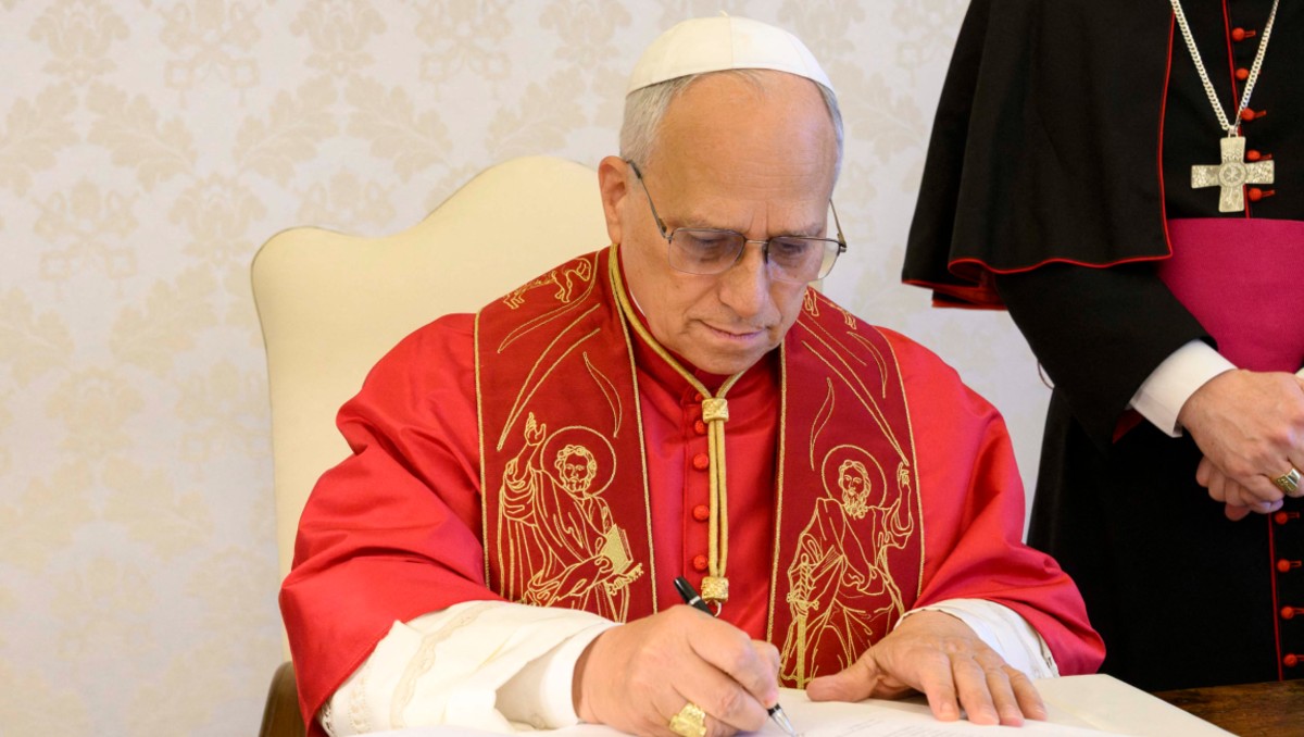 Papa León XIV firmando su primera encíclica “Magnifica Humanitas”. | AFP