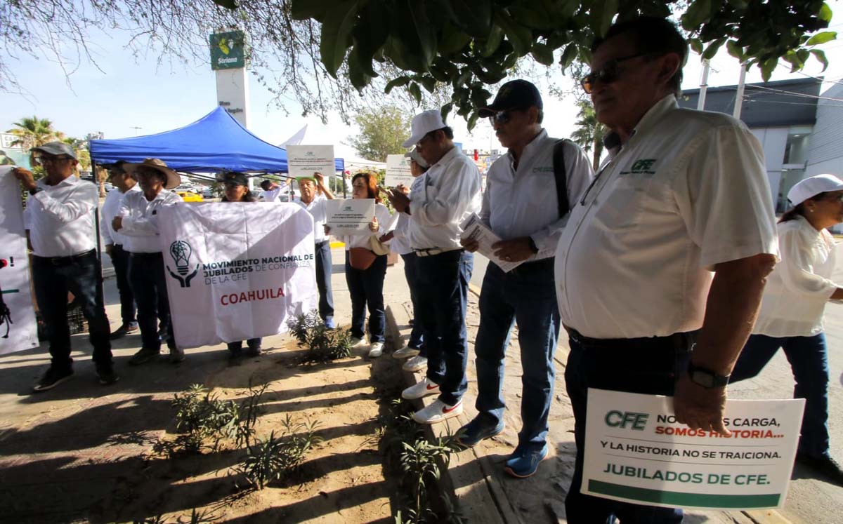 Pensionados de CFE se menifiestan en Torreón. | Foto: Manuel Guadarrama
