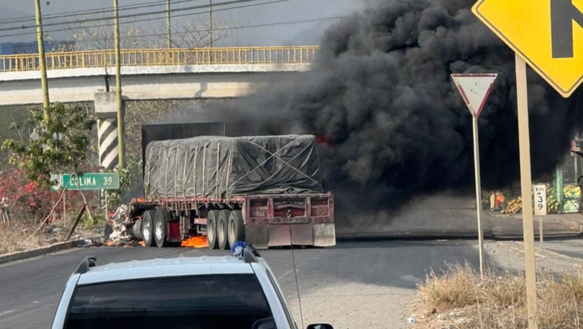 Reportan bloqueos e incendios de vehículos en Colima. | Foto: Especial