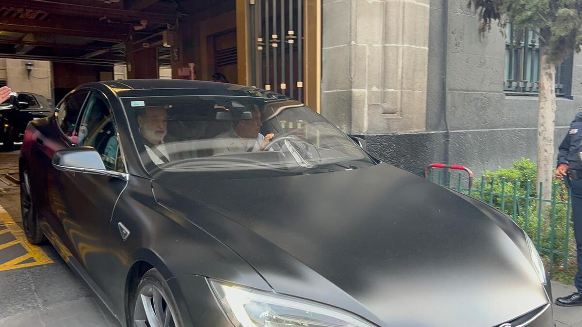 Slim salió acompañado de  Arturo Elías Ayub en un Tesla | Foto Rubén Mosso.