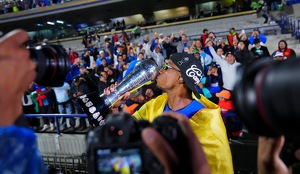 Willer Ditta se molestó con una aficionado de Pumas, al cual encaró luego de que este aventara una cerveza que le cayó a su hijo durante el festejo