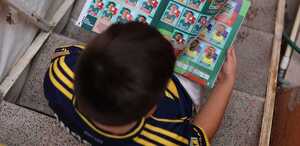 Niños, jóvenes y adultos abarrotan tiendas y plazas para comprar e intercambiar cromos del álbum Panini.
