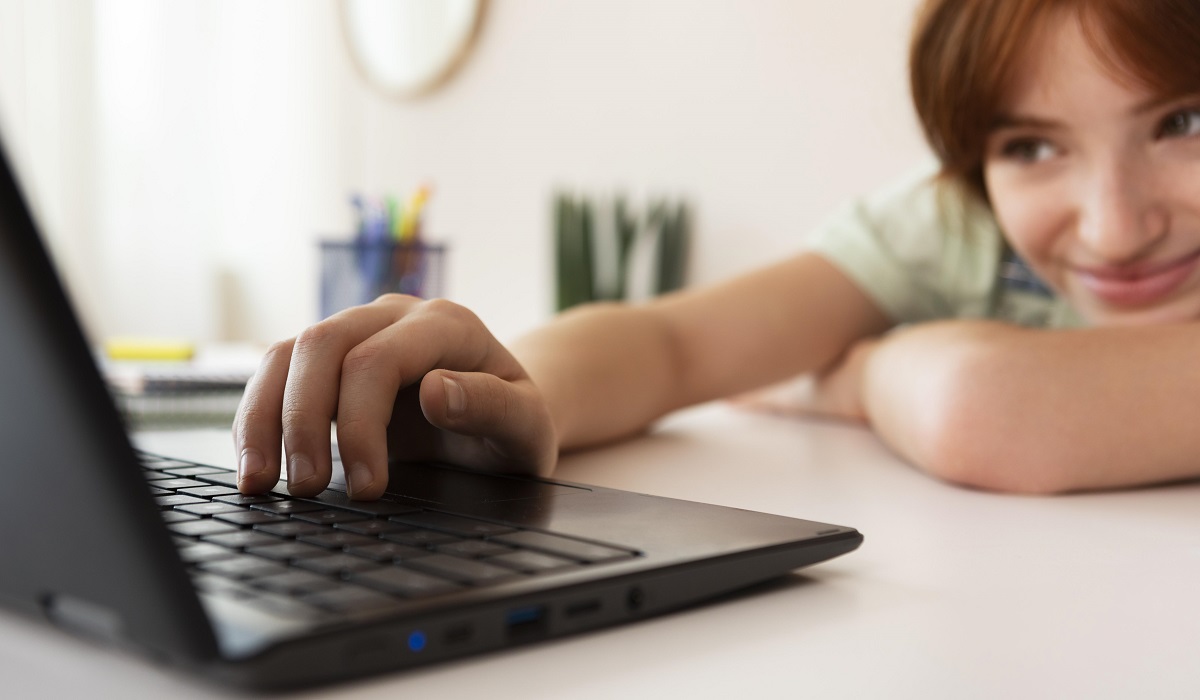 Busca acercar a la escuela una diversidad de materiales educativos, ya sean en soportes físicos y digitales. (freepik.es)